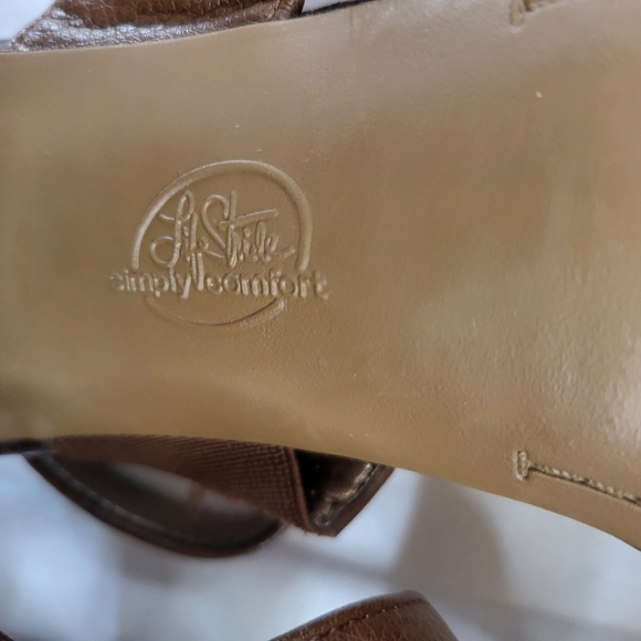 Life Stride Block Heel Sandals - Picture 6 of 10